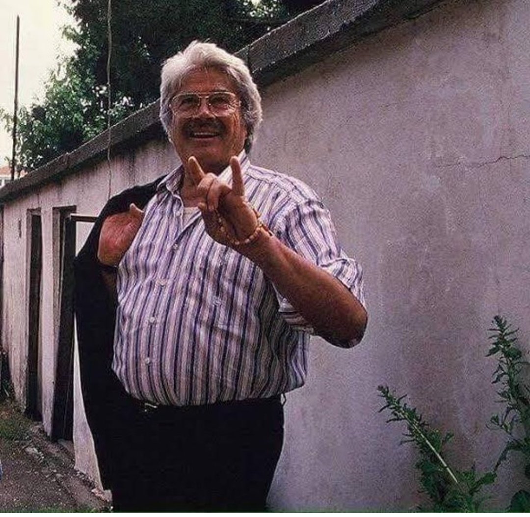 Ebediyete irtihal eden Cüneyt Arkın’a Cenab-ı Allah’tan rahmetler niyaz ediyor; ailesine, sevenlerine, sinema camiasına ve aziz milletimize sabırlar ve başsağlığı diliyorum. Ruhu şad, mekanı cennet olsun diyorum.