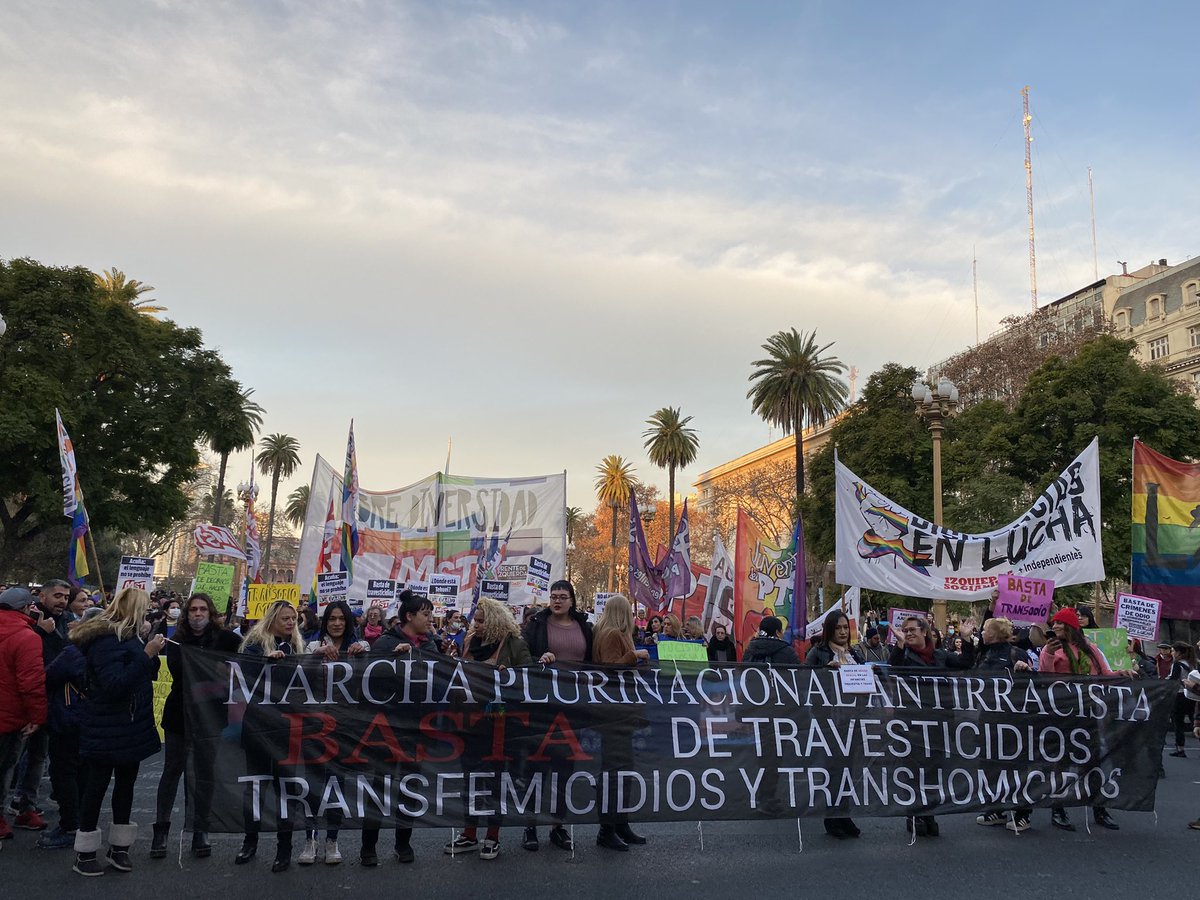 PresentesLatam's tweet image. 🇦🇷 En el Día del #Orgullo , estamos en Plaza de Mayo, donde en un rato empieza la Marcha plurinacional antirracista #BastadeTravesticidios, Transfemicidios y Transhomicidios.