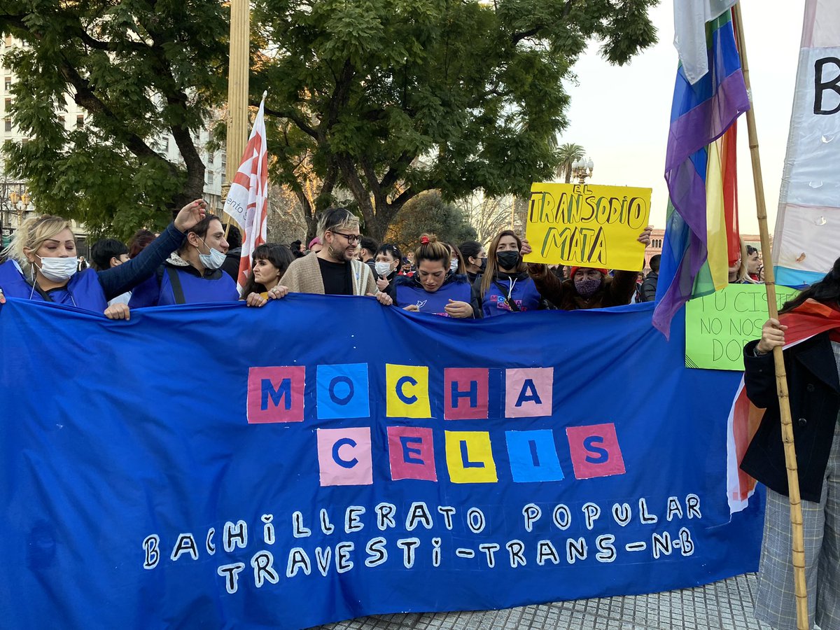 PresentesLatam's tweet image. 🇦🇷 En el Día del #Orgullo , estamos en Plaza de Mayo, donde en un rato empieza la Marcha plurinacional antirracista #BastadeTravesticidios, Transfemicidios y Transhomicidios.