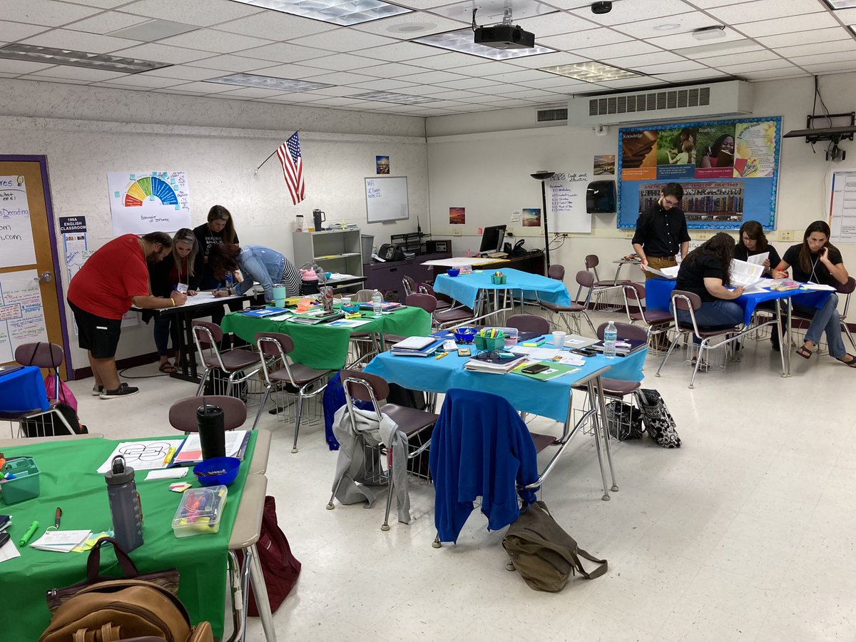 Day 2 of @NEFEC’s #ruralconnectpl challenged us to integrate syllabication and morphology into our Word Work routines. Just look at the incredible understandings Room 2 constructed together around these topics today! Room 2 FTW! <a href="/edugator321/">Lindsay Harrison</a>