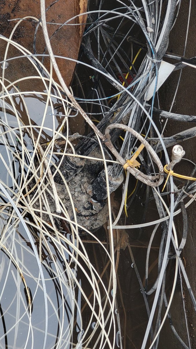 ChiloteG's tweet photo. @RECLAMO_CHILE fovor @entel empatia y cambien por favor estas tapas o vamos a esperar que mi pequeño se accidente nuevamente? 2 años en lo mismo, pero es mas facil evadir diciendo que es responsabilidad de la municipalidad, si los que las rompen son uds. https://t.co/kuPoNB4rpq https://t.co/oUG1etIXOi