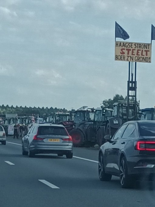 Intussen op de A16...was de lange file beu tot ik dit zag. Heb toch even  men toeter gebruikt en de mannen aan de bbq gaven me een 👍