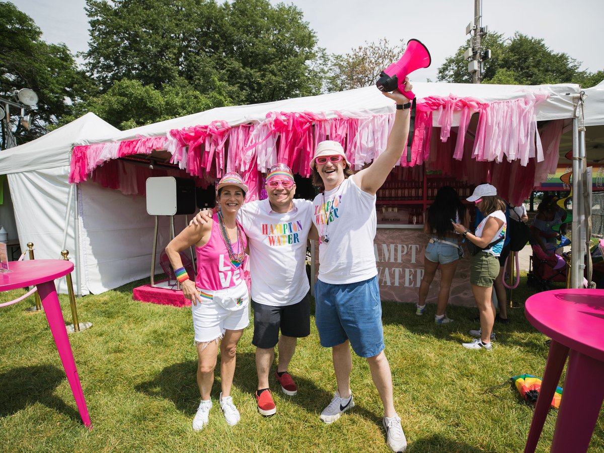 SGWineSpirits's tweet photo. Strut, sip, slay. @hamptonwater #MadeASplash at @PrideParkChi! Guests strutted their stuff down the Hampton Water Rosé Runway in support of the @ItGetsBetter Project. 🌈 Raise a glass with #HamptonWater today: https://t.co/ZEwWRLC2ad! #SipResponsiblty https://t.co/EfGnrHtJAk