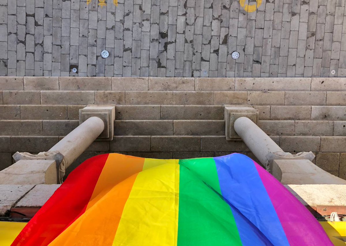 " Ningú neix odiant a ningú pel color de la seva pell o origen, la seva sexualitat  o la seva religió.  Si les persones poden aprendre a odiar, se'ls pot ensenyar a estimar, perquè l'amor és més natural per al cor humà que el seu oposat", Nelson Mandela
 #AmpostaCiutatDiversa