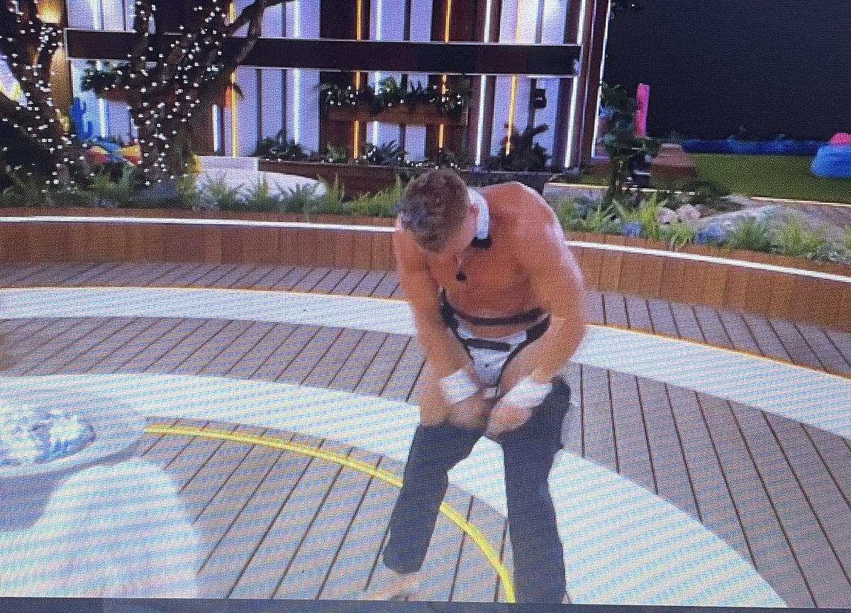 cherrycolaminx's tweet photo. most awkward dance in Love Island history not gonna lie x #LoveIsland https://t.co/bn17z0ImwJ