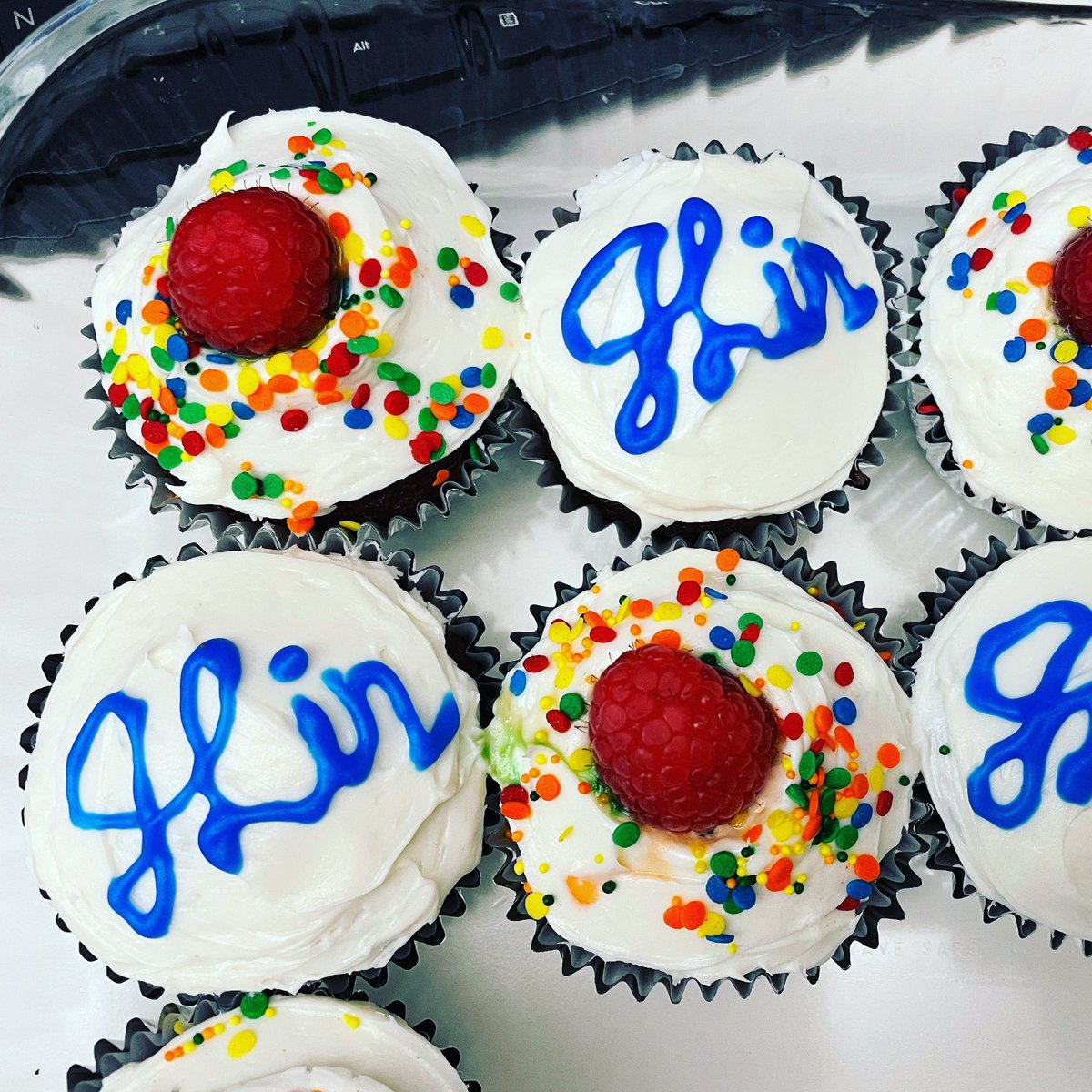 In honor of @Uro_Jeff last day, I made personalized raspberry cupcakes 🧁! Thanks for all of the goodness you give & good luck 🍀 at @uwurology! @KeckMedUSC @USC_Urology #UroSoMe