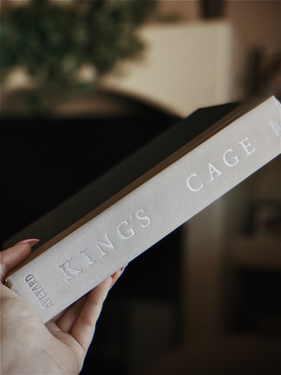 damned_by_love's tweet photo. #readingcommunity 
I have a love/hate relationship with series! 
Honestly, it’s a struggle 😓

#book #bookworm #redqueenseries #Reading #WritingCommnunity https://t.co/QD005IxGN8