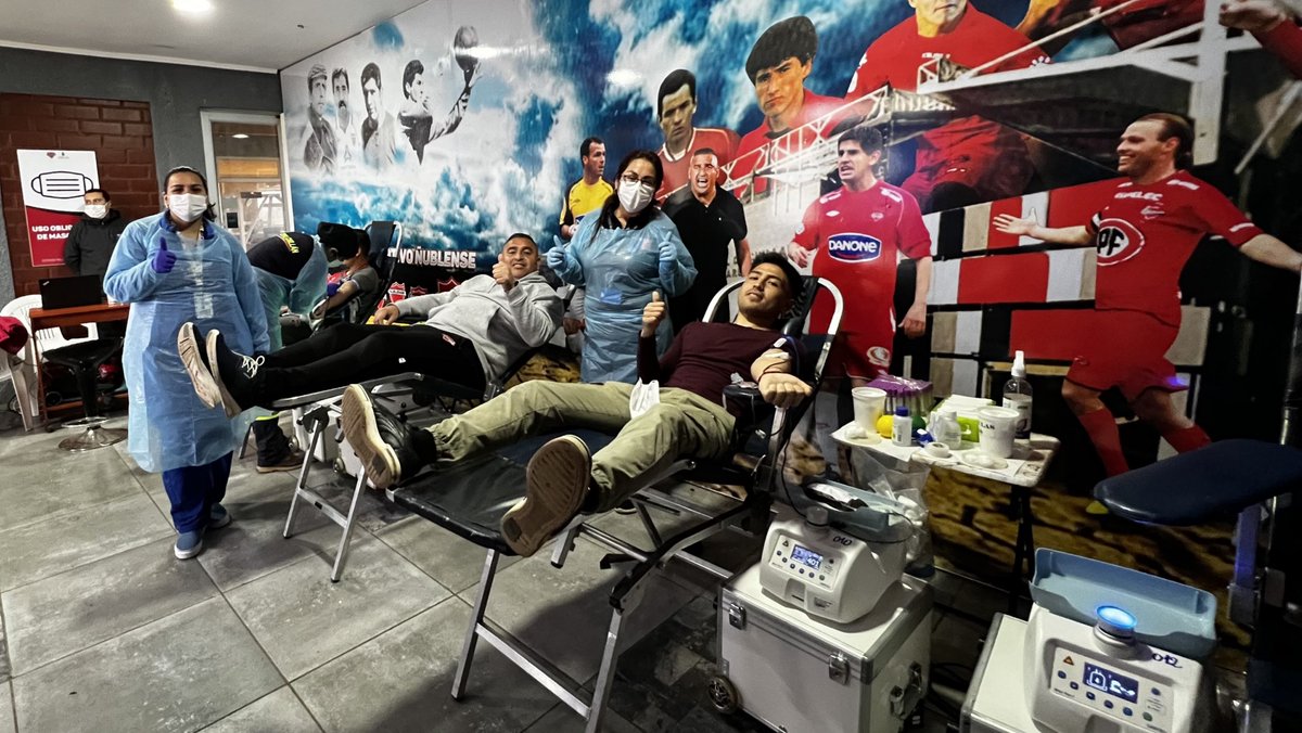 HospitalChillan's tweet photo. El esfuerzo y compromiso de los jugadores de Ñublense, no sólo se ve en la cancha, sino que también se refleja con todas las personas de la región que requieren una transfusión de sangre 💪🩸

Hoy parte de plantel entregó su valioso aporte en una nueva colecta móvil de nuestro🏥 https://t.co/fhm1JTw3BG