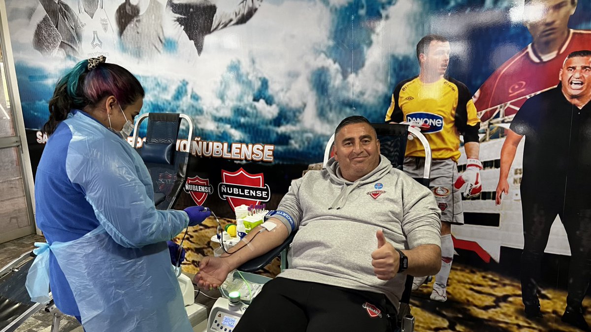 HospitalChillan's tweet photo. El esfuerzo y compromiso de los jugadores de Ñublense, no sólo se ve en la cancha, sino que también se refleja con todas las personas de la región que requieren una transfusión de sangre 💪🩸

Hoy parte de plantel entregó su valioso aporte en una nueva colecta móvil de nuestro🏥 https://t.co/fhm1JTw3BG