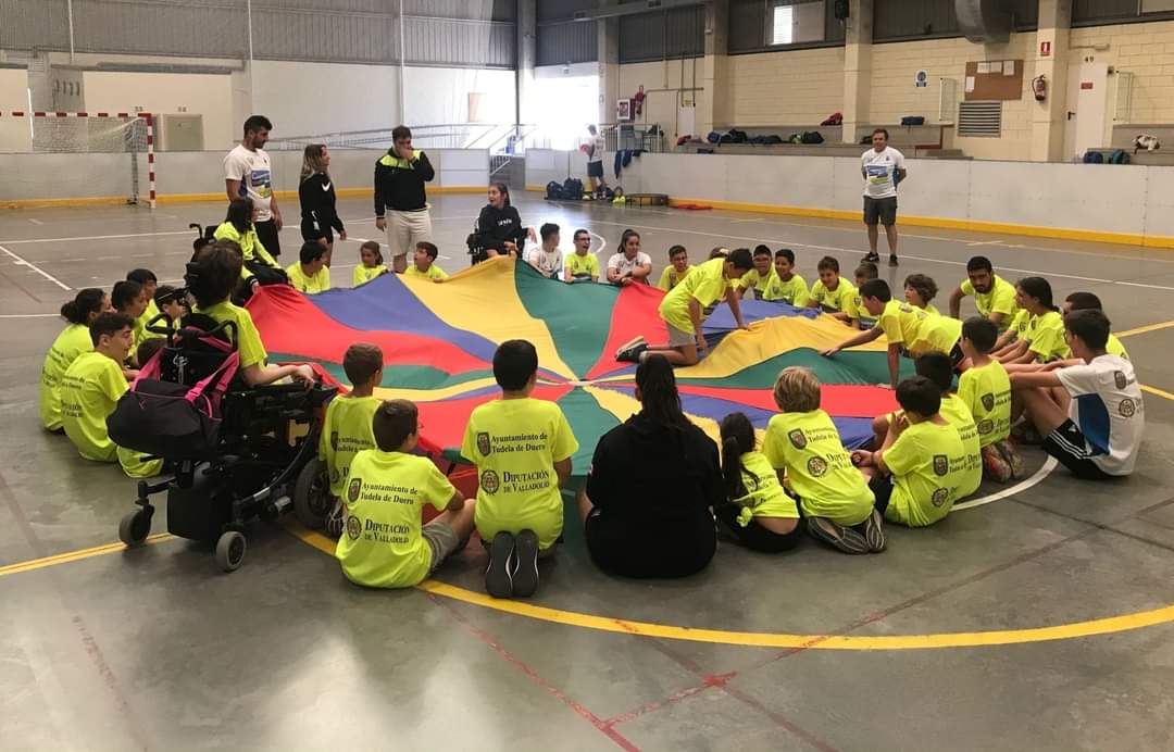 Segundo día superado con nota en el Campamento Inclusivo Multideporte en Tudela.

Juegos y ejercicios de tecnificación de balonmano, vóley de la mano de varios integrantes del <a href="/VCVoleibol/">VCV</a> y piscina.
