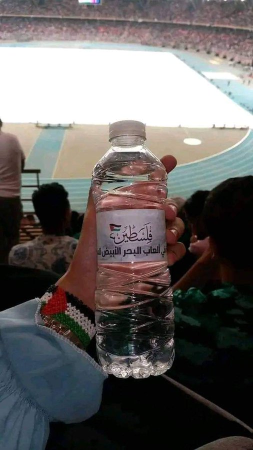 Saudis2018's tweet photo. عبوات المياه التي توزعها جماهير وهران بالجزائر مكتوب عليها: (فلسطين حاضرة في ألعاب البحر الأبيض المتوسط)
شعب الجزائر الكريم... لم يدَعْ مجالًا لأحدٍ لينافسه في حب فلسطين 💚 https://t.co/hM3hRmAhuh