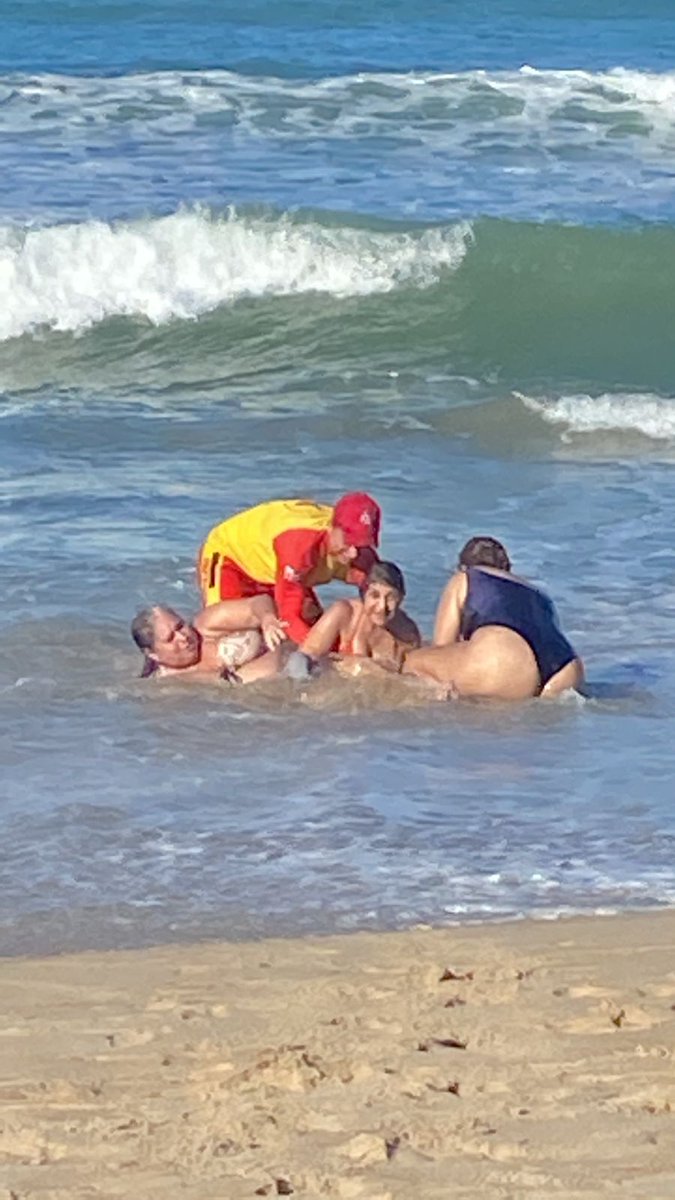 ph_bello's tweet photo. a sequencia de fotos que mainha me manda das minhas tias bêbadas se afogando no raso em pleno feriado https://t.co/i6gYA4lspn