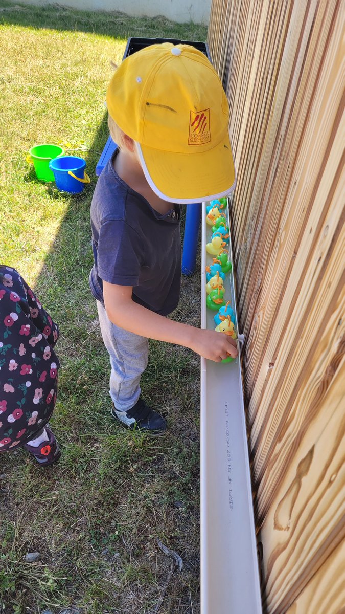 MaterCapcirGar's tweet photo. 2ème jour de classe "transformée" pour les élèves de Théza, leur enseignante, leurs ATSEM qui s'approprient nos espaces et l'#EcoleDehors @dsden66 @Pyreneescatalan @cardieMontpell1 @sicard_suzanne https://t.co/2qSLx06Ow8