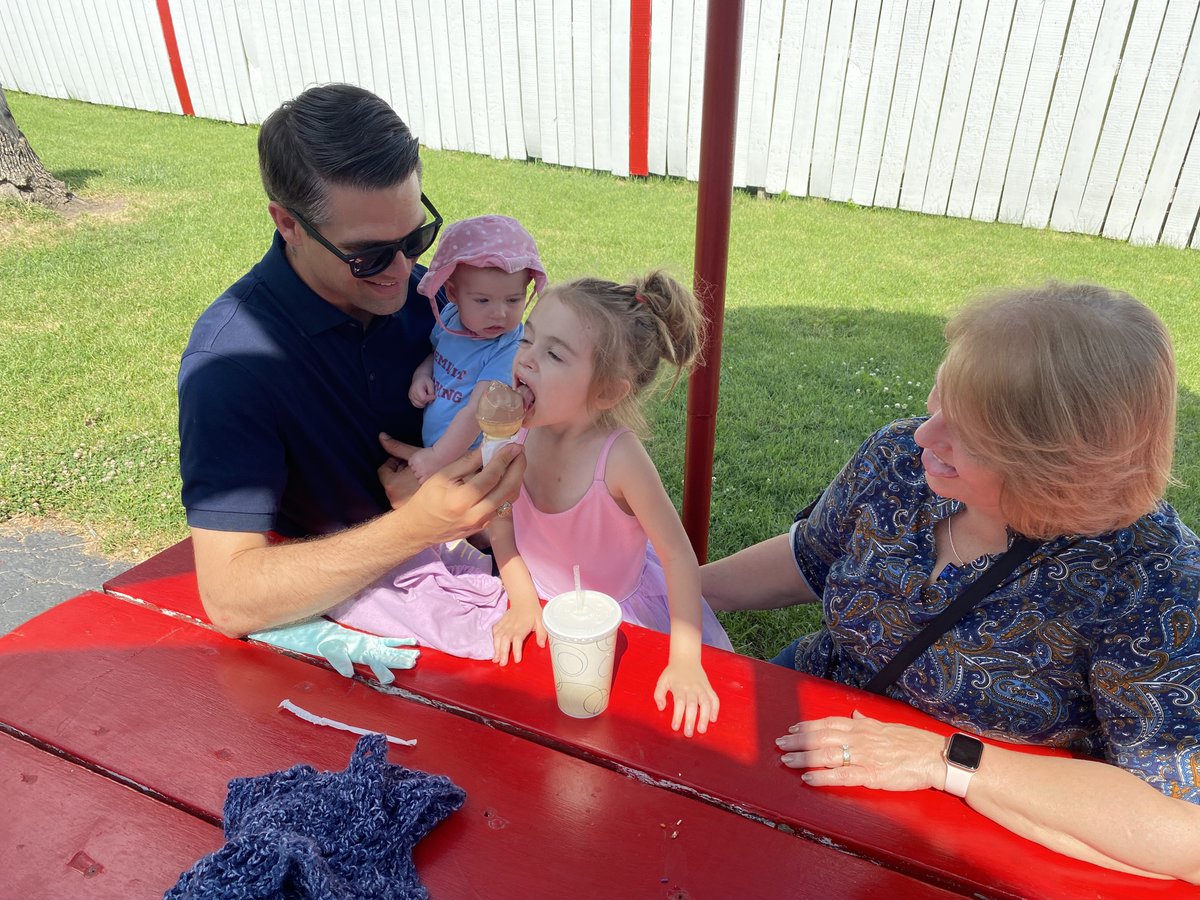 MrLogemann's tweet photo. Not even Election Day gets in the way of the some ice cream! 

Jonathan brought the family to @Dari_Fair for a much-needed treat to beat the heat.

Just three hours to go, #IL17! Have you voted yet?
 
Find your polling place here before polls close at 7pm! https://t.co/XIyumePXnr https://t.co/8ZCLvhijS2
