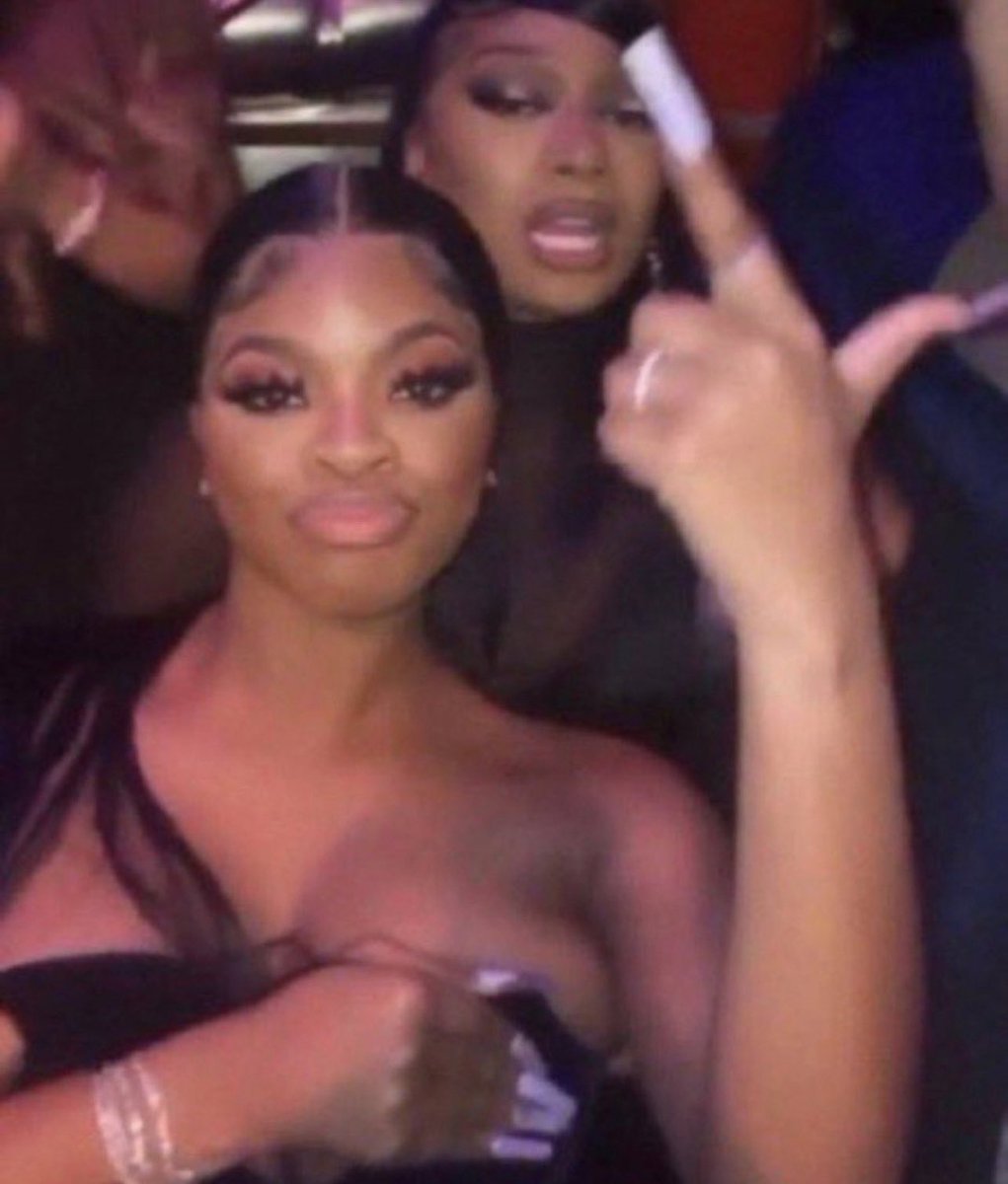 Eveix123's tweet photo. Dami: “you are sexy” Indiyah: “I don’t disagree” QUEEN ALREADY KNOWSS  #LoveIsland https://t.co/cEBH4QpPQl