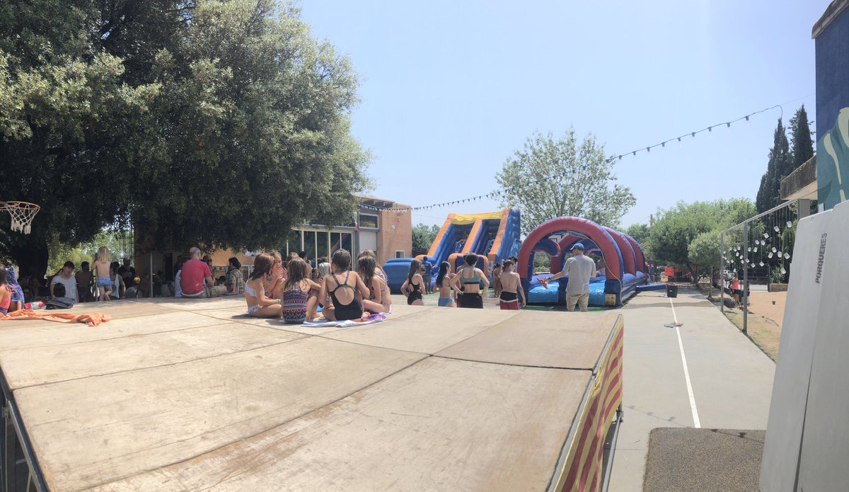 AmpaFrigolet's tweet photo. Ja tenim un curs més al sac! I el dissabte les famílies de l’alumnat van preparar una festa molt xula!Inflables d’aigua, servei de bar, i un sopar molt bonic! Tot això amb la col•laboració de @ajPorqueres ! https://t.co/2c0QsHn58y