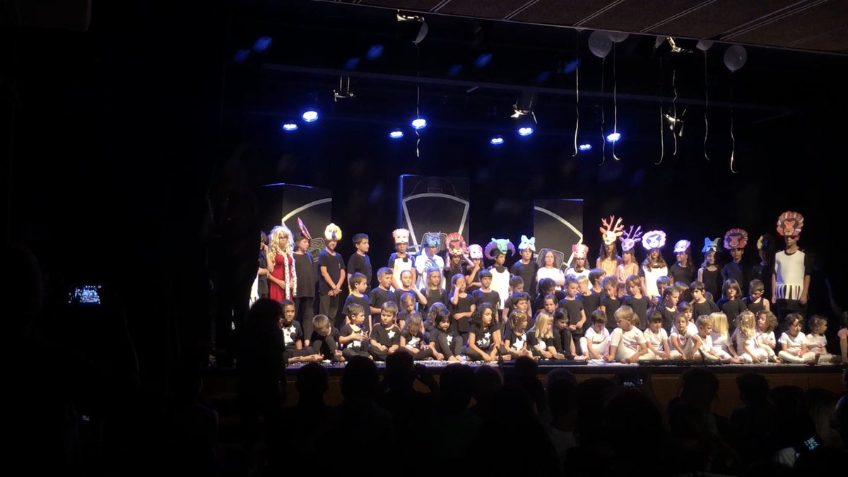 AmpaFrigolet's tweet photo. En mig de tot, una actuació teatral amb un missatge brutal i una feinada impressionant! La nostra escola reuneix les 3P: petita,propera i preciosa. I és un orgull sumar cursos plegats avançant de la mà, escola i famílies. https://t.co/9JBDNZNBOE