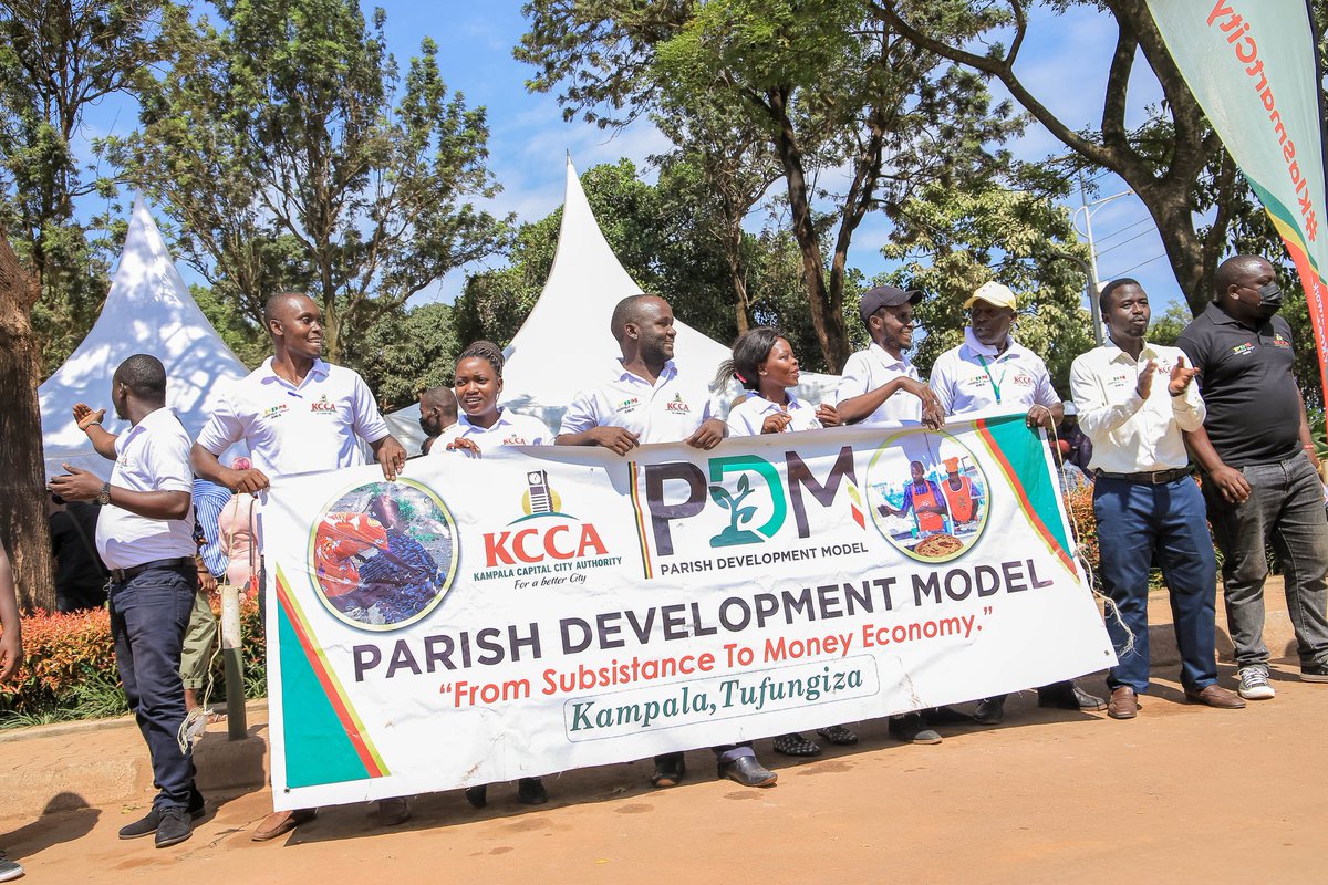 KCCAED's tweet photo. The Rt Hon Prime Minister @RobinahNabbanja was at Rubaga division today with Hon Ministers @millybabalanda and @kyofakabuye2 on a sensitisation drive for the #ParishDevelopmentModel. The people of Rubaga warmly welcomed the Prime Minister and the PDM message.
#ForABetterCity https://t.co/PH3ddSbx8A