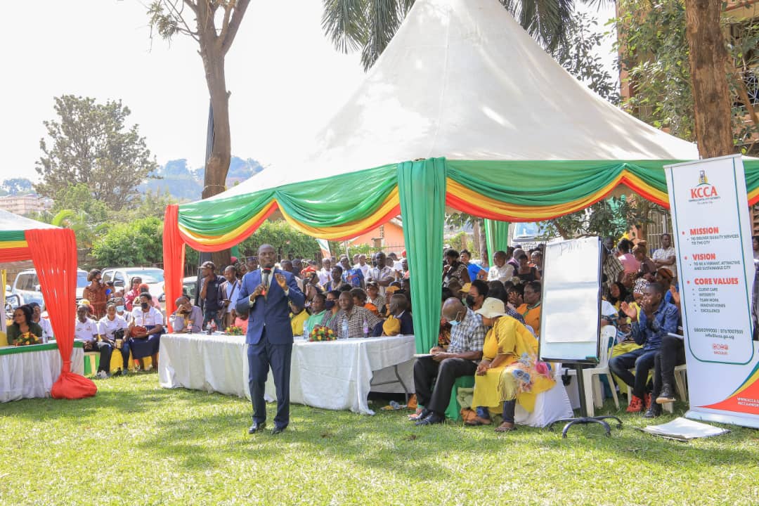 KCCAED's tweet photo. The Rt Hon Prime Minister @RobinahNabbanja was at Rubaga division today with Hon Ministers @millybabalanda and @kyofakabuye2 on a sensitisation drive for the #ParishDevelopmentModel. The people of Rubaga warmly welcomed the Prime Minister and the PDM message.
#ForABetterCity https://t.co/PH3ddSbx8A