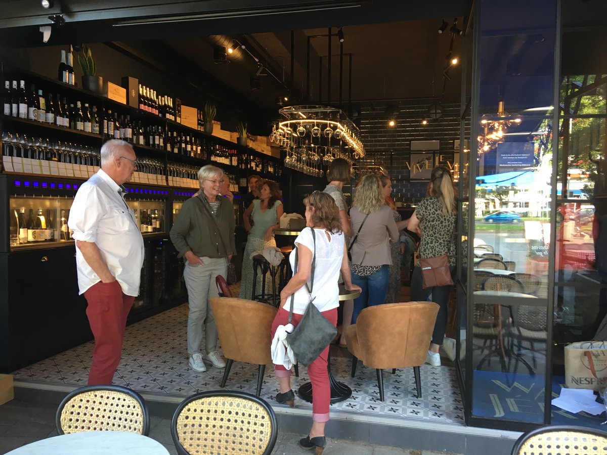 RvdBrom's tweet photo. Leuke avond gehad bij wijnbar walsjerot. Kies je smaak, beslis daarna of je een slokje wil, een half- of een heel glas. Een leuke manier om een favoriete smaak te ontdekken.  Die van mij is trouwens fris licht en fruitig 😀 🍷 https://t.co/wOawqUif1z