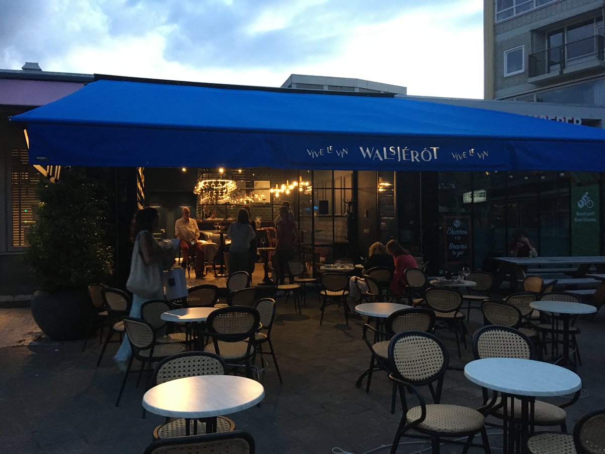 RvdBrom's tweet photo. Leuke avond gehad bij wijnbar walsjerot. Kies je smaak, beslis daarna of je een slokje wil, een half- of een heel glas. Een leuke manier om een favoriete smaak te ontdekken.  Die van mij is trouwens fris licht en fruitig 😀 🍷 https://t.co/wOawqUif1z