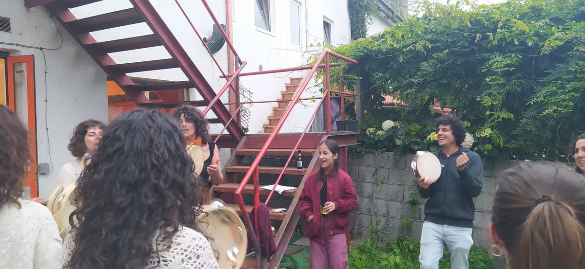 A miña vida, os martes, soa a muiñeira, a xota, a maneo e a agharrados. #cousasqueprestan #atradiciónéaeternidade