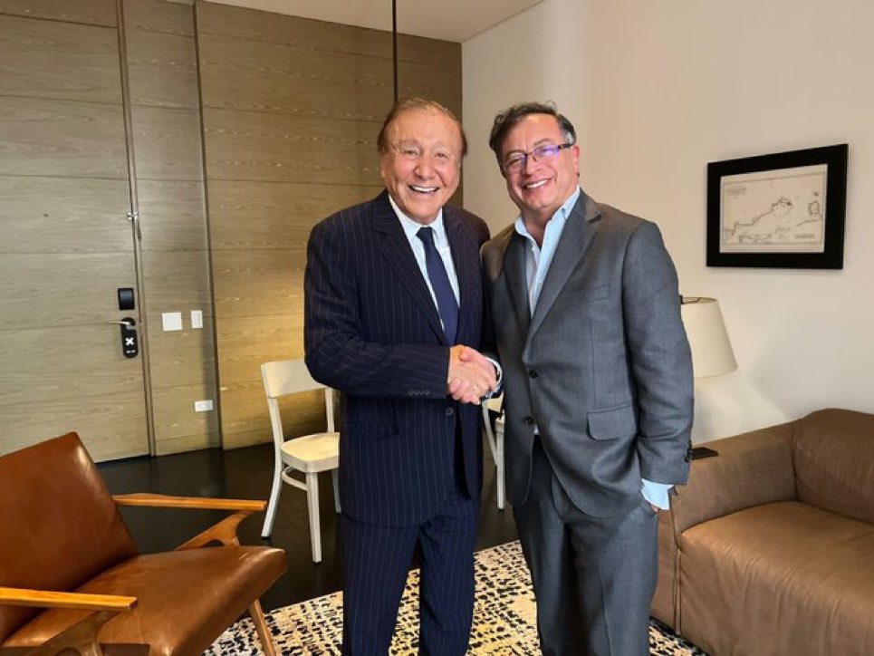 MafeCarrascal's tweet photo. A mi nunca me había tocado ver esta imagen, el primero y el segundo en la contienda electoral tomados de las manos y enviando un mensaje tan poderoso al país. 

Enhorabuena, @ingrodolfohdez y @petrogustavo, ¡vamos por el Gran Acuerdo Nacional! 

Esto se llama liderazgo. https://t.co/XPUHliKPxo