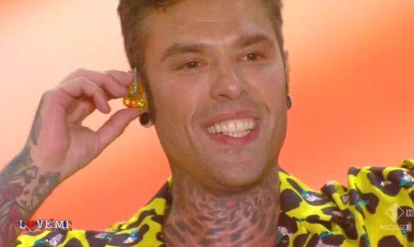 Pensando a Chiara che si commuove nel vedere l’amore della sua vita cantare davanti a tutte quelle persone quando poco tempo fa rischiava di perderlo. Non deve essere stato facile nemmeno per lei #LoveMi