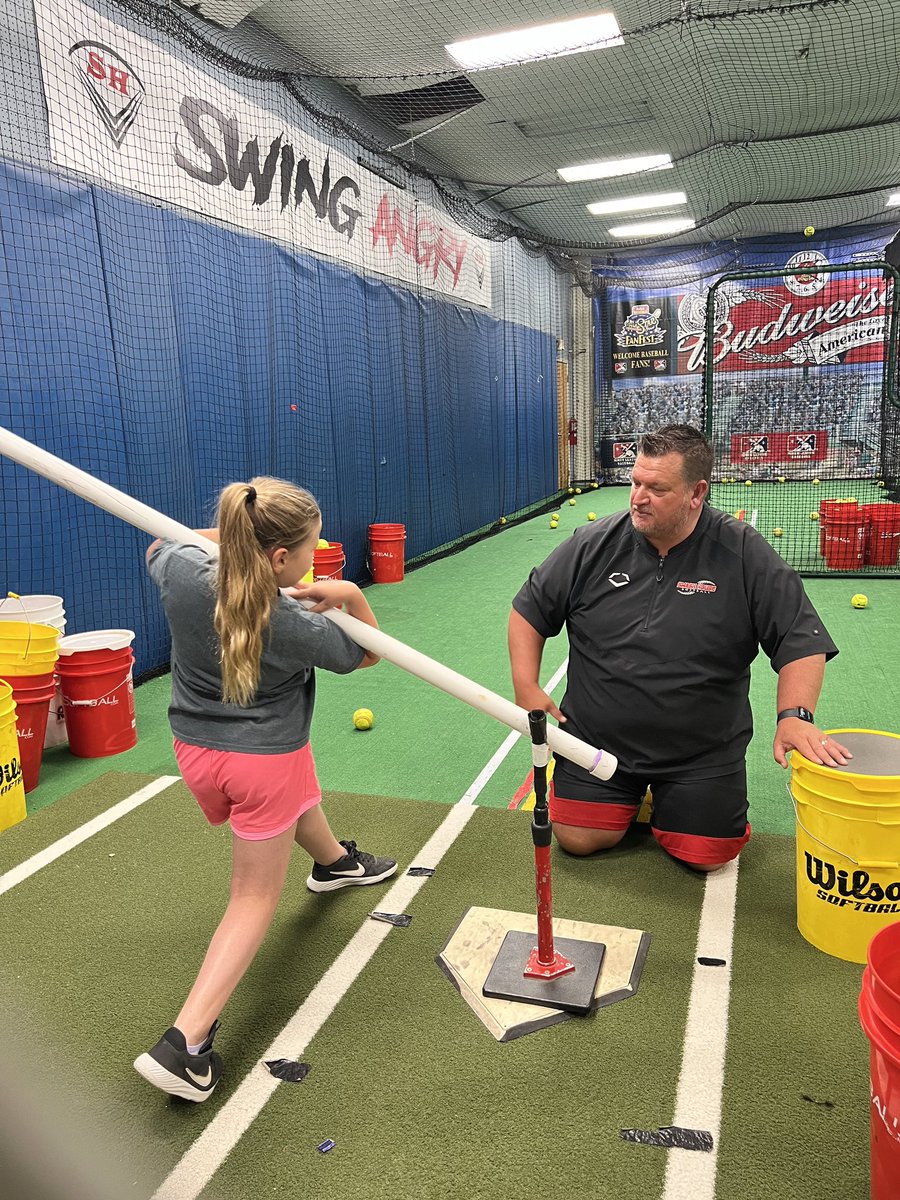LaceyBuch101808's tweet image. #hittinglesson #9U @EastonFastpitch @academy_smash #kgbsoftball #dowork #breezy #spicy #tinybutmighty