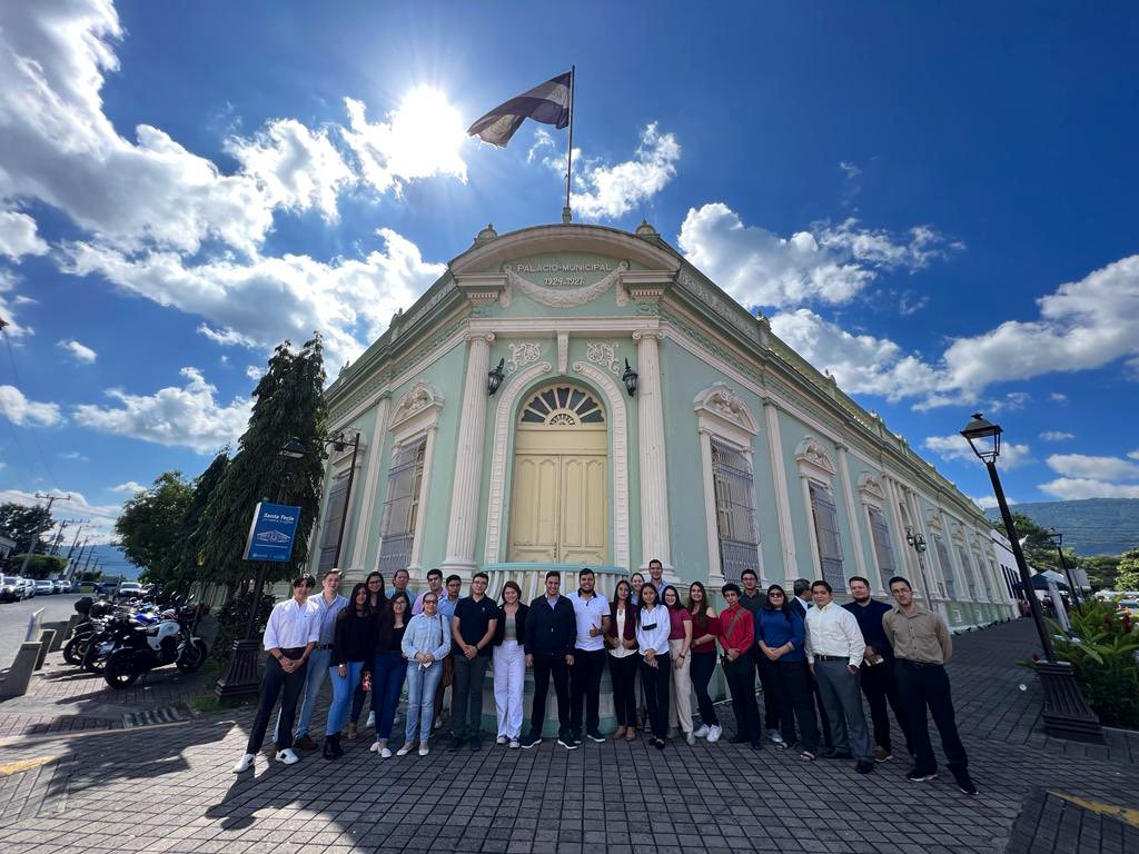 HenryFloresST's tweet image. Hoy compartí con jóvenes talento de la UCA, Matías, UFG, Evangélica, ESEN y Mónica Herrera, quienes expusieron grandes ideas para generar más desarrollo económico, turístico, social, tecnológico y empresarial en Santa Tecla.🤩

Vamos a convertir sus sueños en grandes proyectos.🙌🏻