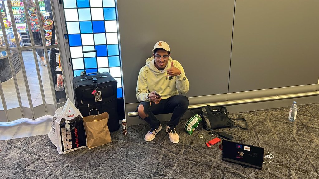 0xMistBlade's tweet photo. About to fly back home, wish me luck, I donโt like planes, always mess with my ears!!! Wagmi letโs keep building fam @MO2Alpha @CetsOnCreck @DeGodsNFT @GorillaeNFT @DefiHoodDAO #nft #NFTs #mo2alpha https://t.co/4EPQEDDIqZ