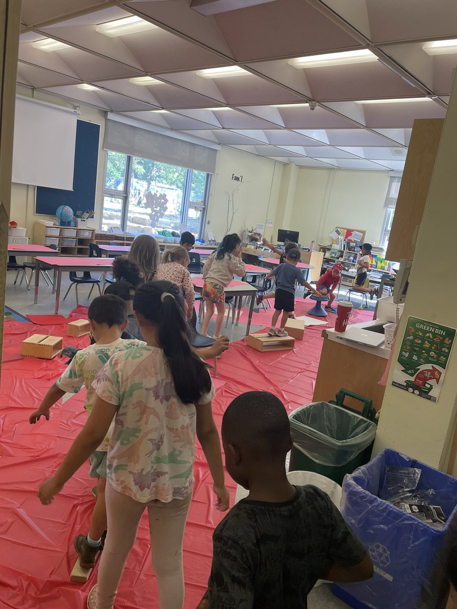 Today we popped balloon # 2🎈 Floor is Lava Day!🌋 A big volcano inquiry using PebbleGo and a fun obstacle with a room full of LAVA❌⚠️ #Kinder #fdk #tdsb @TDSB_HowardPS