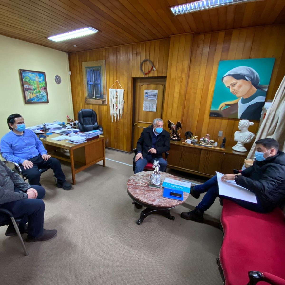 🔵 Uno de nuestros objetivos como #SUBDERE es apoyar a todos los municipios. Por ello, el jefe regional <a href="/victorcuevas_85/">Víctor Cuevas</a> se reunió con el alcalde de <a href="/muni_angol/">Municipalidad de Angol</a>, Enrique Neira, para anunciar $85 millones destinados al mejoramiento del Centro Cultural y una Asistencia Técnica 🏠🌳