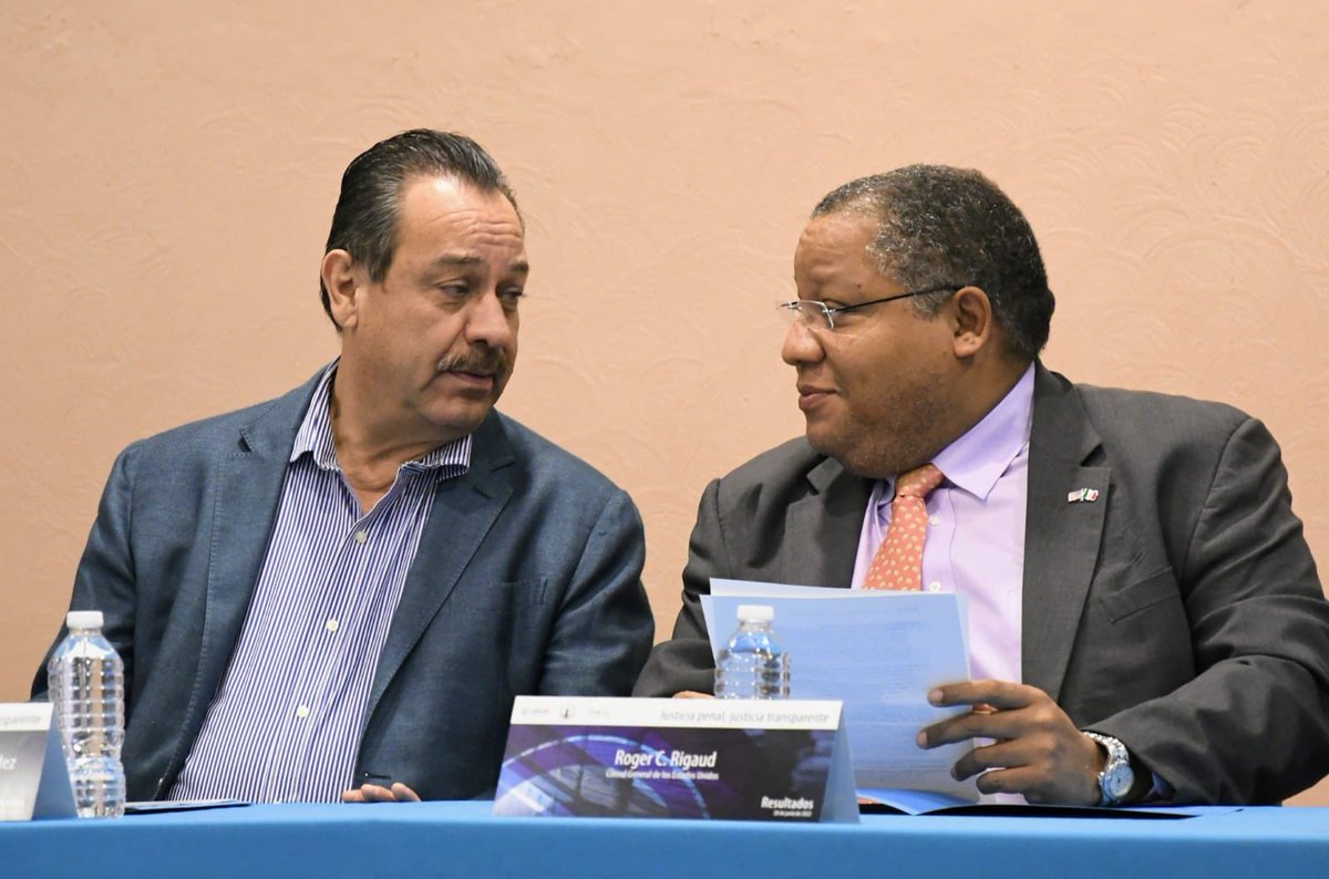 Con la representación del Gobernador <a href="/mrikelme/">Miguel Riquelme</a>, El Secretario <a href="/F_DeLasFuentes/">FernandoDeLasFuentes</a>, acompañó al <a href="/FiscalGerardoM/">Gerardo Márquez Guevara</a> a la presentación de resultados del proyecto: “justicia penal, justicia trasparente”, un trabajo realizado entre el <a href="/imcomx/">IMCO</a> y la <a href="/FGECoahuila/">FGE Coahuila</a>, con el respaldo de <a href="/USAIDMX/">USAID México</a>.