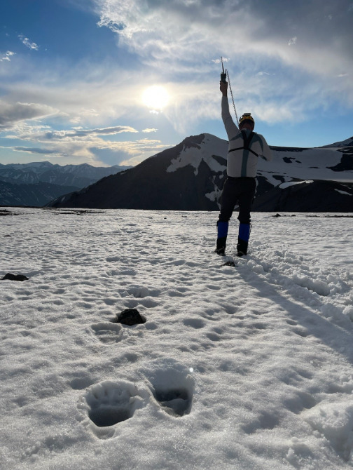 Koshywrites's tweet photo. Wyoming logged its first grizzly mauling of 2022, @WGFD reports. Out-of-state experienced hiker traveling in the Absaroka alpine who surprised a griz at close range. The man could not get to his bear spray before contact. Helicoptered to a Billings hospital. Stay safe, y'all. https://t.co/EuuxKnxTRz