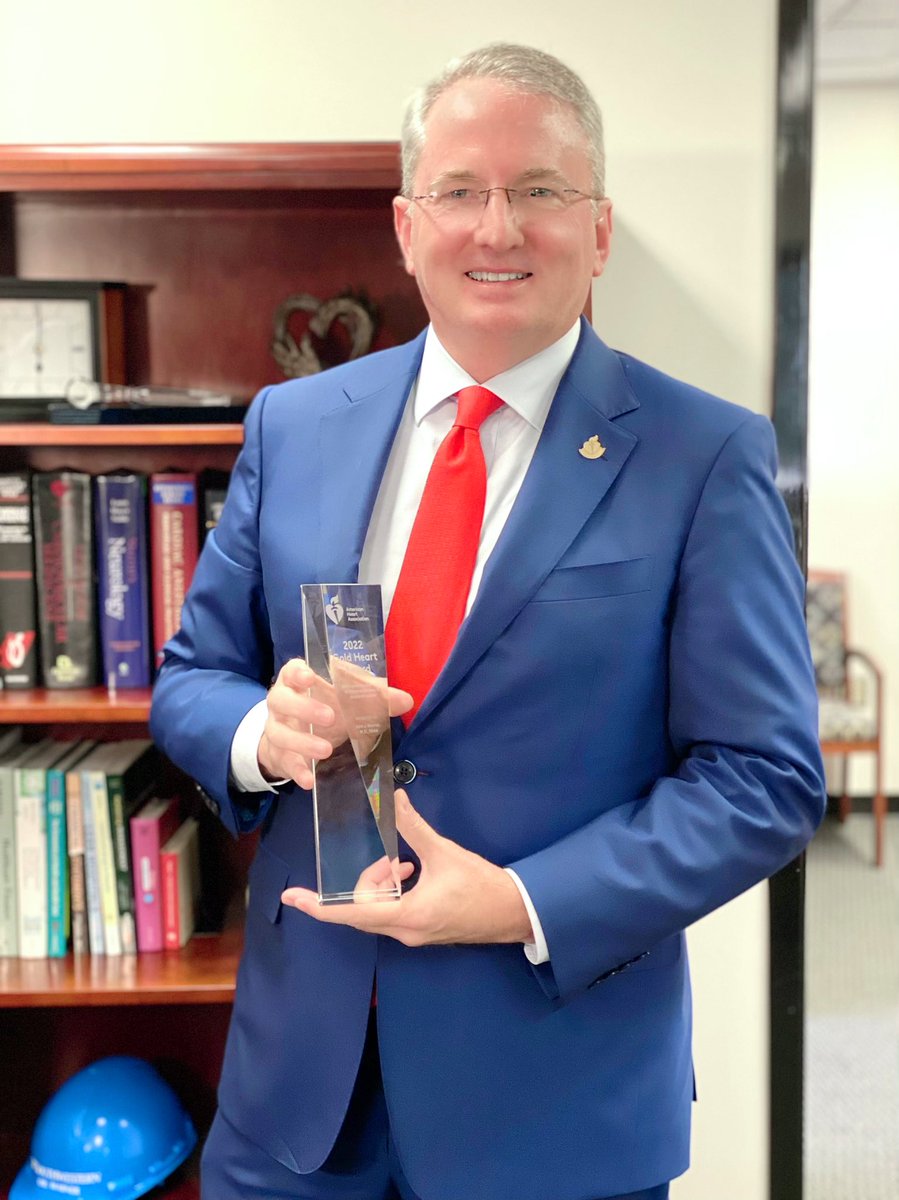 I witness daily his passion and commitment to advancing the health of our community. So proud of my boss, Dr. John Warner, for being honored tonight by <a href="/American_Heart/">American Heart Association</a> with a Gold Heart Award, the organization’s highest volunteer honor. #awardswithheart @UTSWNews