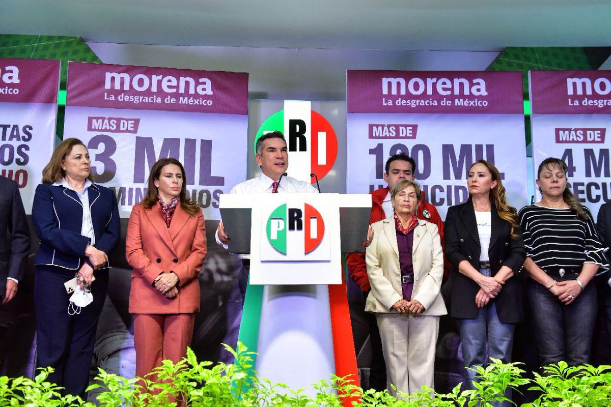 SomosPRI2022's tweet photo. SI EL GOBIERNO NO PUEDE GARANTIZAR SEGURIDAD, QUE PERMITAN A LAS FAMILIAS PORTAR ARMAS PARA DEFENDERSE: ALEJANDRO MORENO https://t.co/OaNZJ5u82M @PRI_Nacional @PRIOaxaca_ @alitomorenoc https://t.co/0VjmMHf1D3