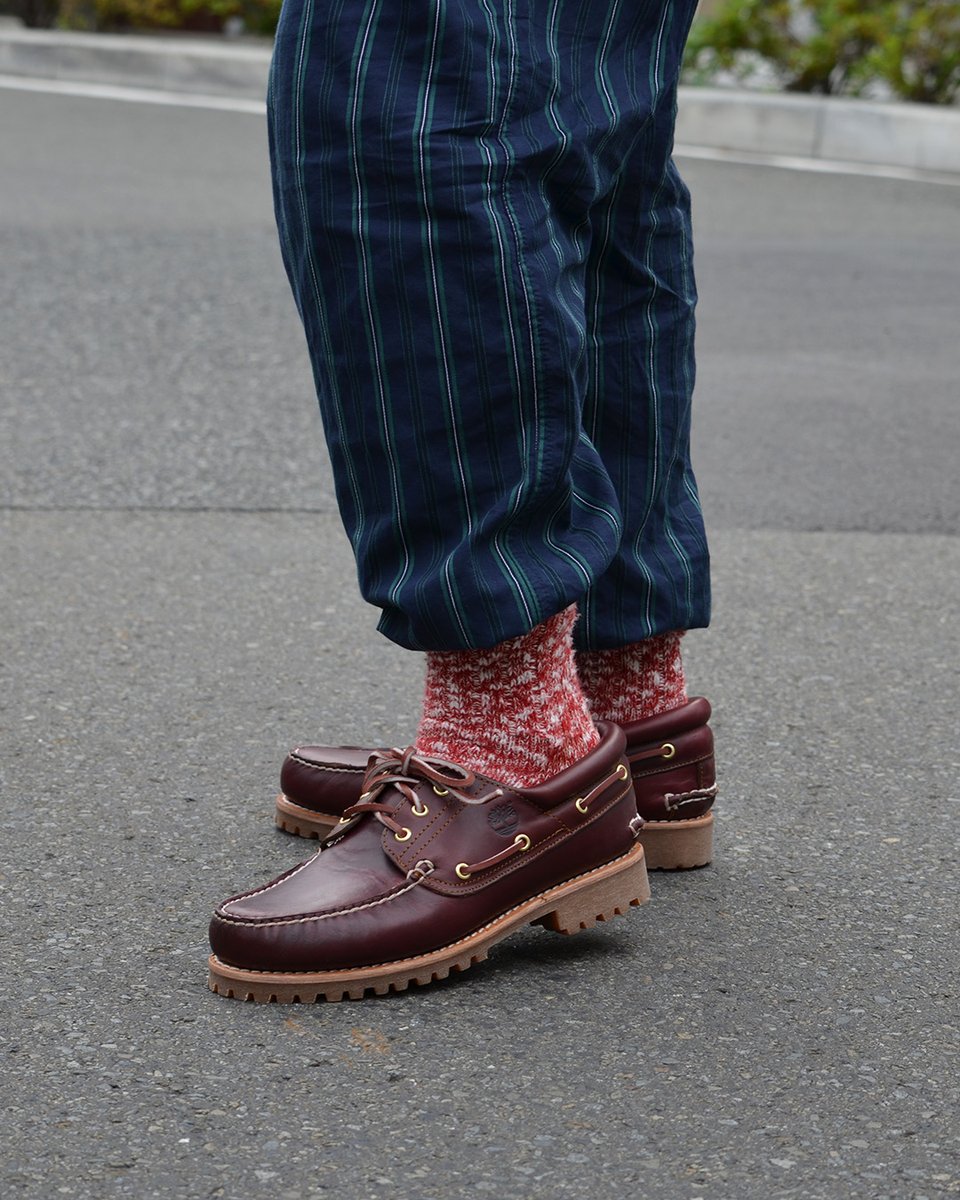 ビンテージのセットアップには、足元にポイントを。アクセサリーの