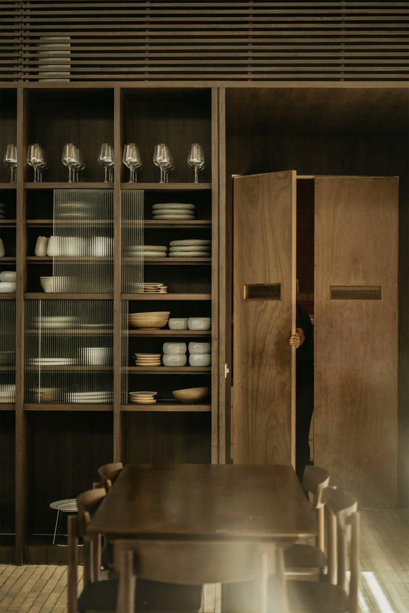 DesignAnthology's tweet photo. INTERIORS / Designed by Isso Architects, Locaāhands - Dining Club is defined by local materials, an understated aesthetic and a sense of harmony between indoors and out
https://t.co/glmZieZGL8
#interiordesign #cafedesign #cafeinterior #diningclub #indonesia #surabaya https://t.co/wdFI05hbKh