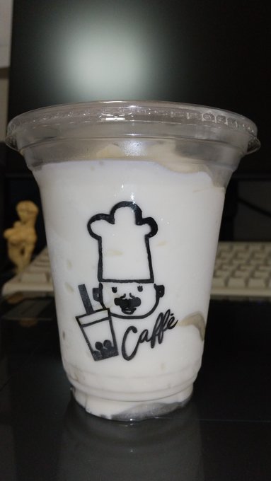 「カップのロゴ作りを手伝ったお礼に」と
隣町(山形県三川町)で『幸栄堂』という洋菓子屋をやってる弟が自家製シェイクを持ってきてくれた♪( '∀`)
杏仁豆腐味とティラミス味らしい。

さっそくティラミス味を飲んだけど、中にもクッキーとコーヒーゼリーが練り込んであって美味しかったです(๑'ڡ`๑) 