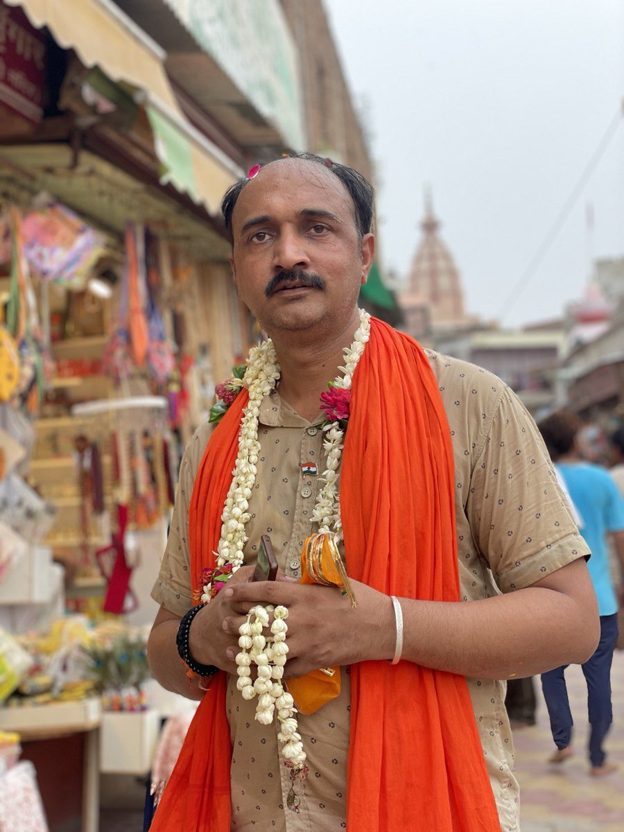 dyadavbjp's tweet photo. आज प्रभु बांके बिहारी जी के दरबार में भारी भीड़ और भारी गर्मी के बीच बंसी वाले का दर्शन लाभ पाने का सौभाग्य प्राप्त हुआ ।
आप सभी साथी एक जोर का जयकारा लगाएं मनोकामना जरूर पूर्ण होगी।

 बोलो बांके बिहारी लाल की जय https://t.co/mUj6nmXDDI