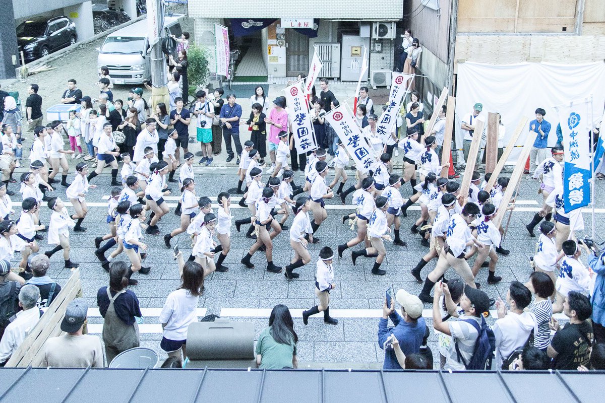 【福岡に山笠の季節が帰ってきた！？】
7月1日-15日にかけて、福岡では2年ぶりに山笠が開催されます。
14日の夜〜15日の朝方にかけてHIVE <a href="/fghhive/">Fukuoka Guesthouse HIVE</a>の前、そしてSHIP <a href="/fghship/">Fukuoka Guesthouse SHIP</a> の近くを追い山が練り歩きます！

この景色、ぜひ一緒に楽しみませんか！？
