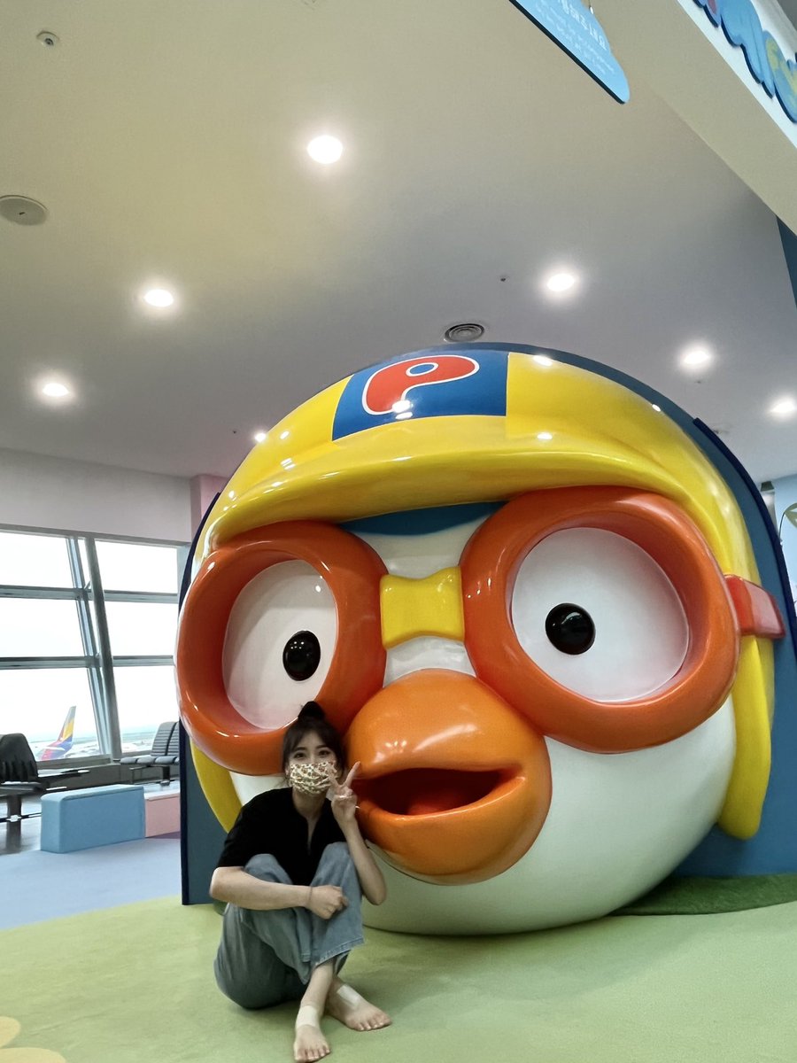 PF_Official_X's tweet image. [#핑크판타지_아랑]

지금은 공항에서 뽀로로 구경중
일본 잘 다녀올게요🥰✌🏻

#아랑 #ARANG #アラン 
#핑크판타지 #PINKFANTASY 
#ピンクファンタジー