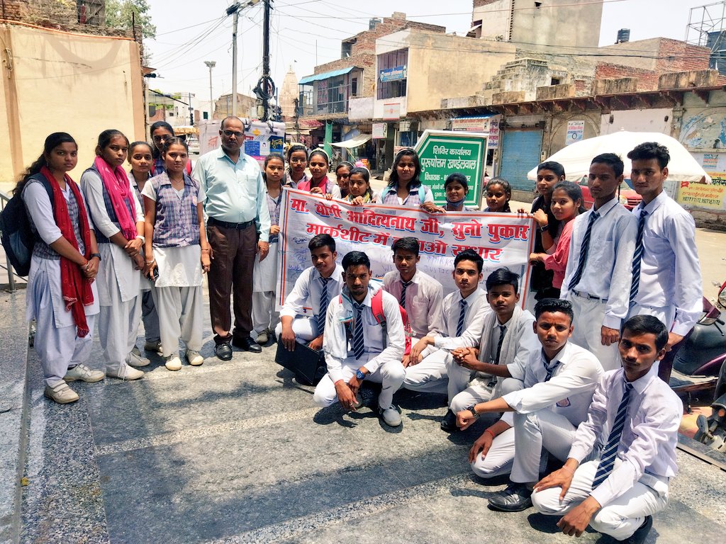 paras_naresh's tweet photo. हाईस्कूल की मार्कशीट में अंकों की मांग को लेकर विद्यार्थी आगरा उत्तर विधानसभा के विधायक श्री पुरुषोत्तम खंडेलवाल जी से मिले।@CMOfficeUP @myogiadityanath @myogioffice @brajeshpathakup @UPMSP1 @Upmsp1921 @gulabdeviup @aradhanashukla @ChiefSecyUP @UPGovt #upboard #MissionMarksheet https://t.co/y1j8k9Z3O9