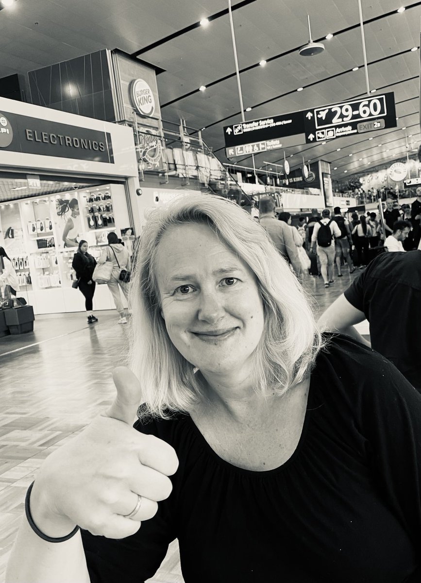 HMisukka's tweet photo. Peukku @Finavia - 6 minuuttia siitä kun astuin terminaaliin sisälle, oli turvatarkastus hoidettu. Väkeä paljon liikkeellä jo klo 06 mutta jono eteni ripeästi. #lomalento #vainkäsimatkatavarat https://t.co/jzNt5G42Hx