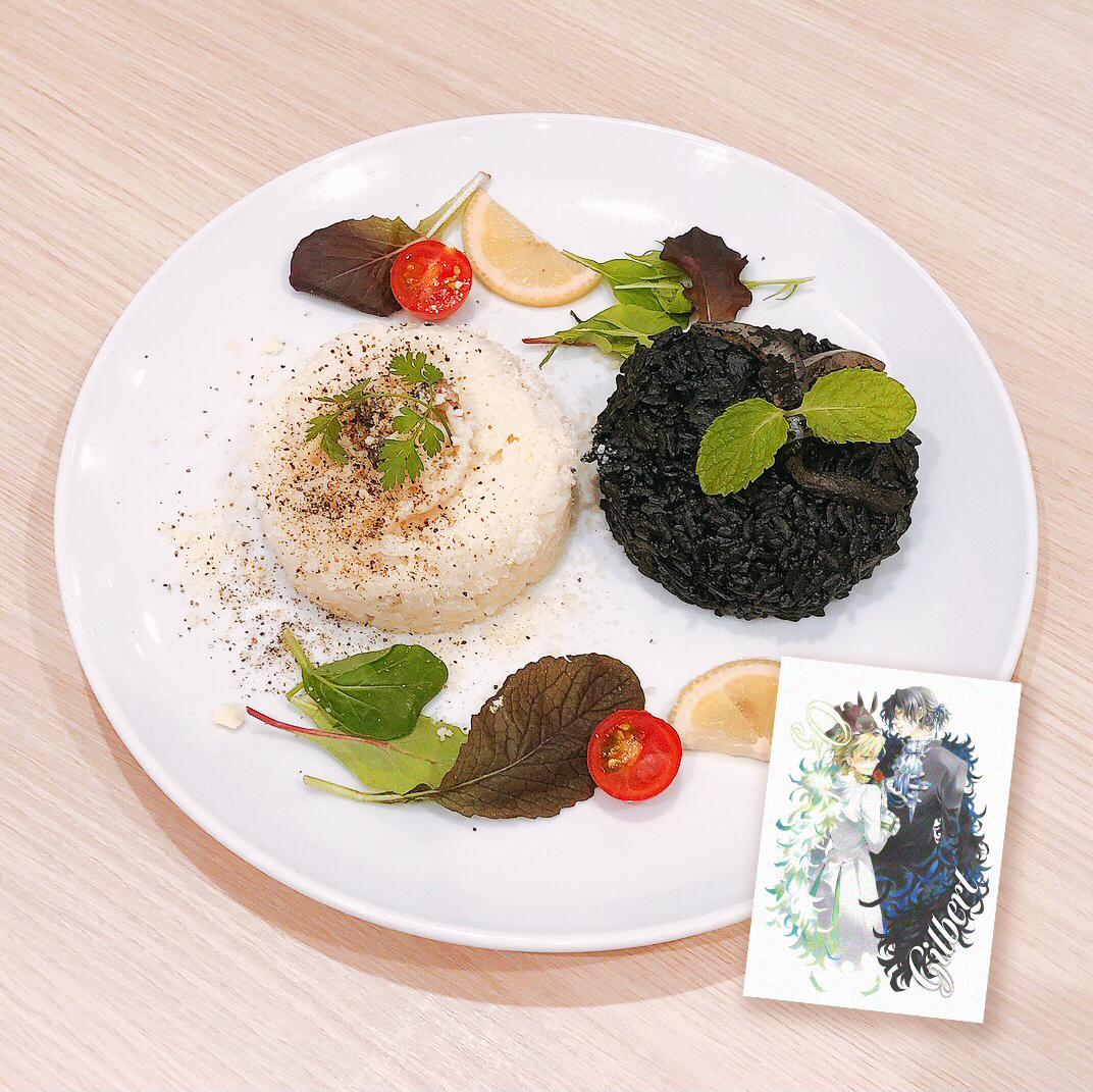 Pandorahearts 15th Anniversary カフェ カフェメニュー オズとギルの主従リゾット オズとギル 主従関係にある二人をイメージした白黒二色のリゾットです 白はきのこクリーム 黒はイカスミです 特典カード付き 東京会場 7 25 ご予約受付中