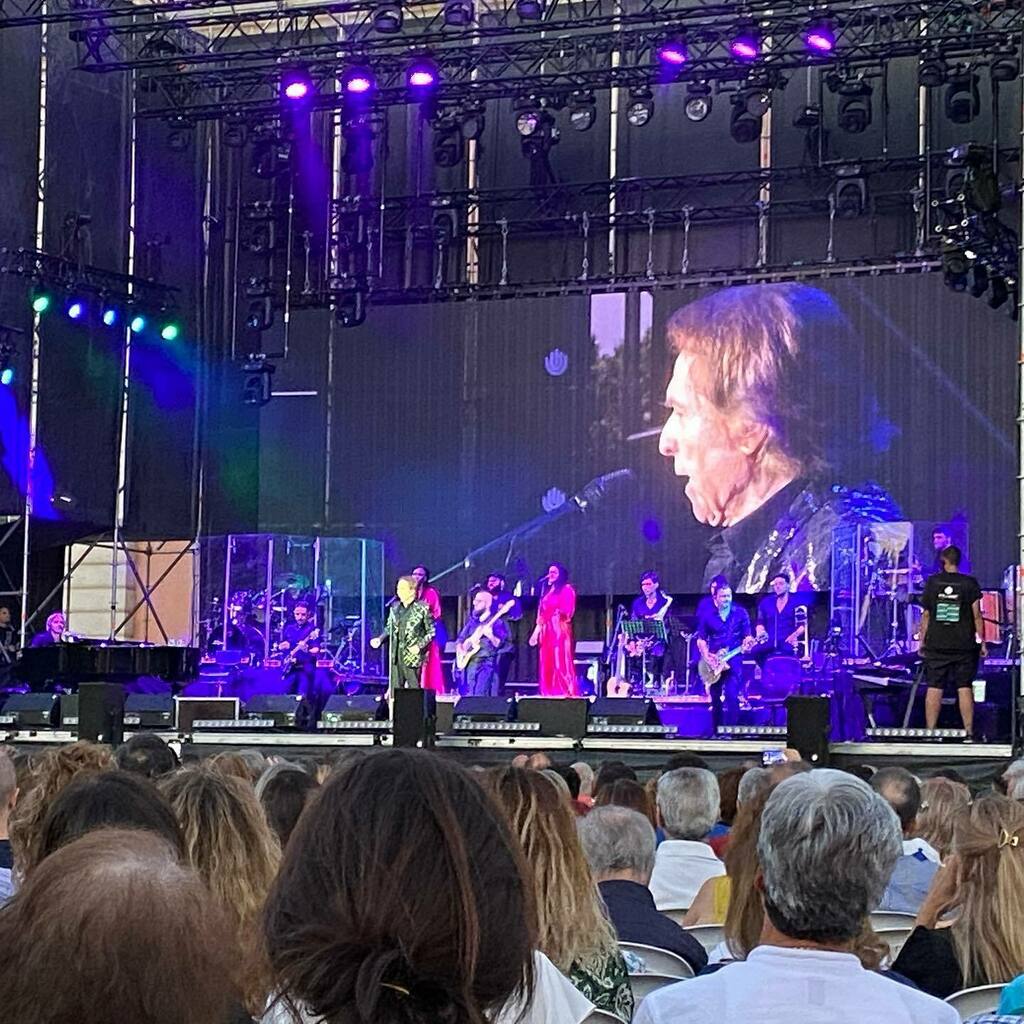 BigJoeEs's tweet photo. Viendo al más grande. Y en la puerta de casa. Insuperable #Raphael @raphaelartista https://t.co/LAW8PwGzvd
