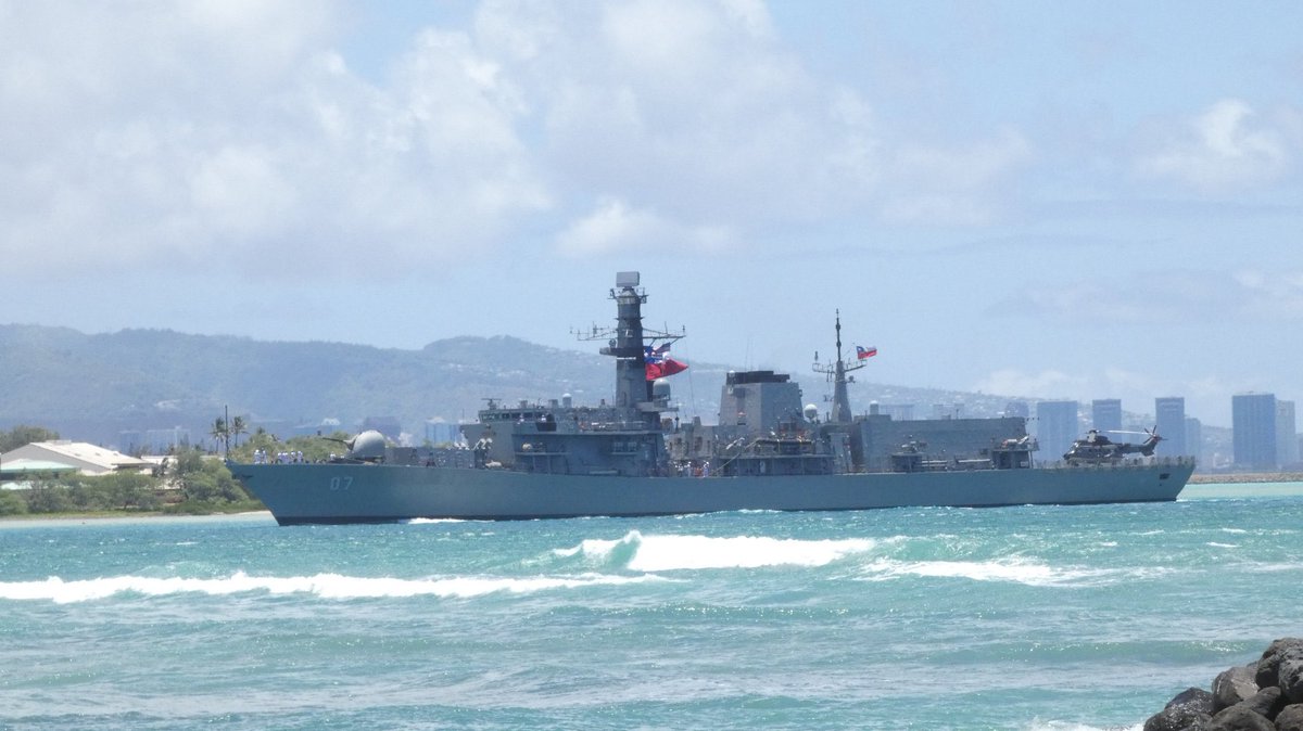 WarshipCam's tweet photo. Chilean Navy Type 23 Duke-class frigate Almirante Lynch (FF-07) (EX-HMS Grafton F80) coming into Pearl Harbor for #RIMPAC2022 - June 28, 2022 #almirantelynch #ff07 @Armada_Chile
* photo courtesy of @ES12071207 https://t.co/sPY31sj3Oj