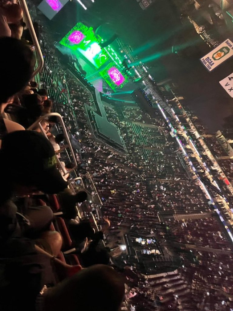 minunivers's tweet image. when did you get so big Stray kids? 😭