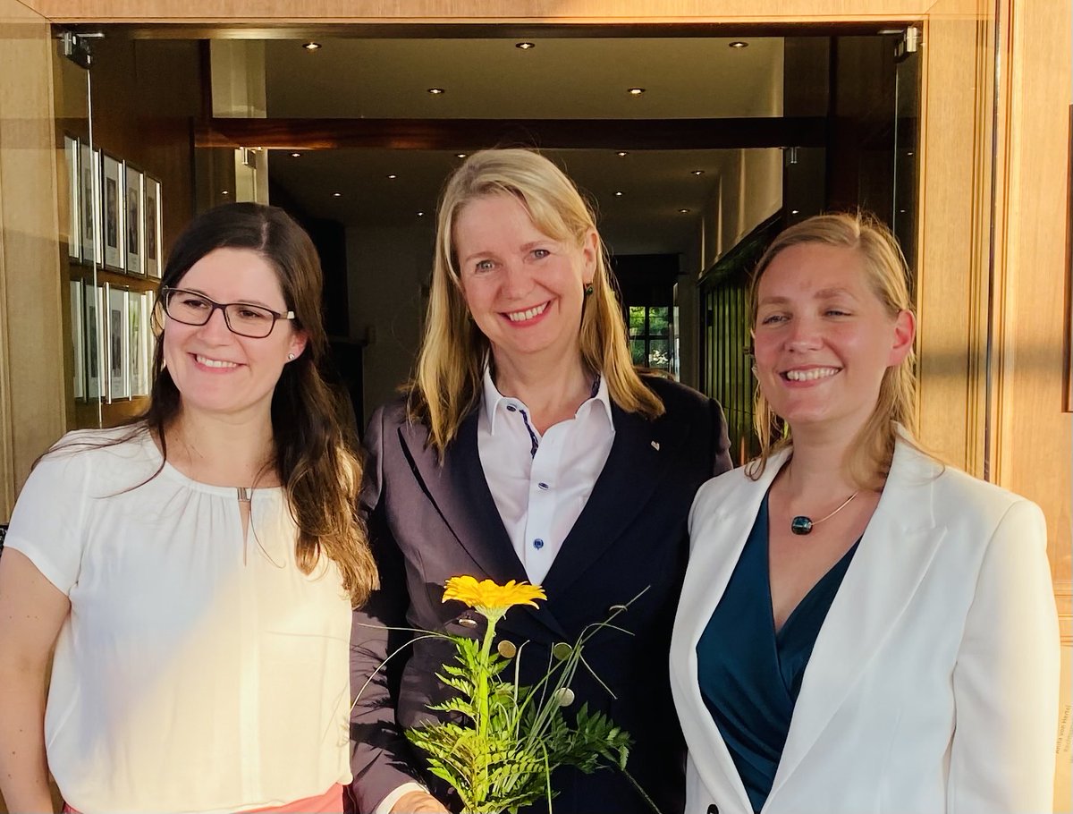 Danke  für  die Verleihung der djb-Ehrennadel! Ich bin so gerührt, dass meine Stimme spontan ein Eigenleben führt. Es ist grandios, mit Euch Juristinnen zusammenarbeiten zu dürfen. ⁦@juristinnenbund⁩ ⁦<a href="/DanaValentiner/">Dana Valentiner</a>⁩ ⁦<a href="/kerstingeppert/">Kerstin Geppert</a>⁩